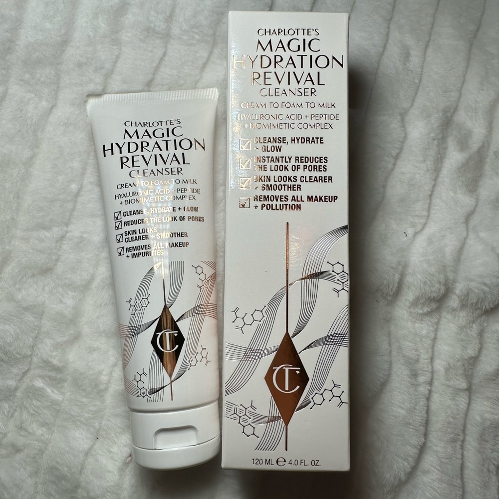 Magic Hidration Revival Cleanser by Charlotte Tilbury. Brand new!